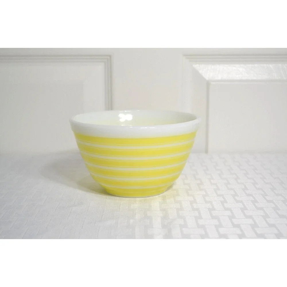 Vintage Pyrex Yellow Stripes Mixing Bowl #401,  1  & 1/2 Pint  GREAT CONDITION